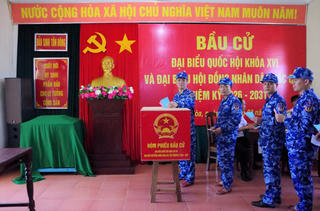 112 chiến sĩ Cảnh sát làm nhiệm vụ trên biển tham gia bầu cử sớm