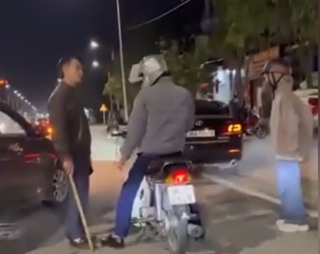 Hà Tĩnh: Công an vào cuộc xác minh vụ tài xế ô tô cầm gậy đe dọa người đi xe máy
