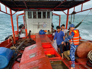 Cảnh sát Biển kiểm tra, tạm giữ tàu cá 'chở lậu' 22.000 lít dầu DO