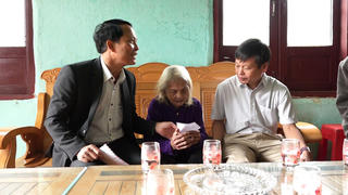 Quảng Ngãi: Mang thùng phiếu đến nhà Mẹ Việt Nam anh hùng và cử tri yếu sức