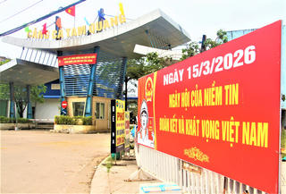 Ngư dân miền Trung tất bật vào bờ, sẵn sàng ngày hội bầu cử