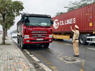 Triển khai 4 chuyên đề, CSGT Hà Nội xử lý hơn 430 trường hợp vi phạm giao thông