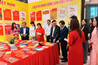 Thái Nguyên: Khai mạc Không gian trưng bày sách, báo tuyên truyền bầu cử