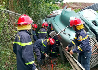 Đà Nẵng: Giải cứu tài xế mắc kẹt trong cabin xe đầu kéo sau tai nạn trên cao tốc