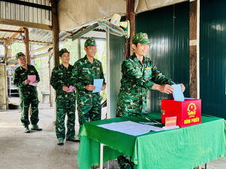 Lá phiếu nơi tuyến đầu biên giới