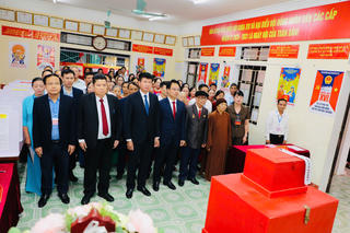 Bí thư Tỉnh ủy Ninh Bình cùng người dân phường Hoa Lư đi bầu cử