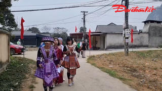 Xúng xính váy áo đi bầu cử