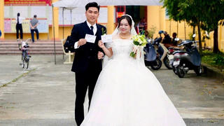 Hải Phòng: Cô dâu, chú rể tay trong tay đi bỏ phiếu