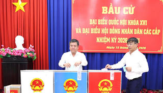 Chủ tịch UBND tỉnh Khánh Hòa dự khai mạc và bỏ phiếu bầu cử tại Khu vực bỏ phiếu số 14