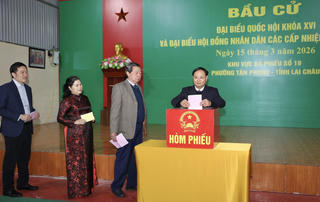 Hình ảnh lãnh đạo tỉnh Lai Châu đi bỏ phiếu trong Ngày hội non sông