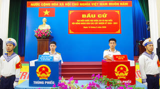 Cử tri ở khu vực Lữ đoàn 125 bỏ phiếu bầu cử