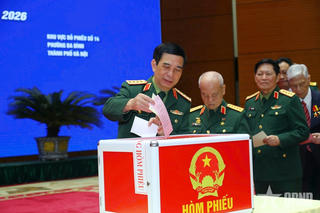 Lãnh đạo Bộ Quốc phòng bỏ phiếu bầu cử tại Khu vực bỏ phiếu số 14