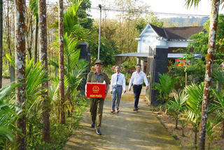 Đà Nẵng: Mang thùng phiếu đến nhà cử tri cao tuổi và người già yếu ở vùng núi