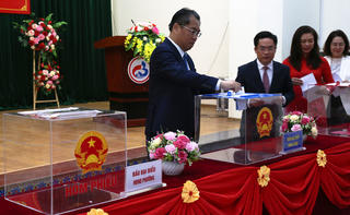 Bí thư Tỉnh ủy Cao Bằng cùng người dân phường Thục Phán thực hiện bỏ phiếu