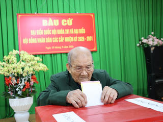 Lâm Đồng: Cử tri 103 tuổi đi bầu cử