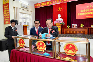 Cử tri vùng mỏ hân hoan đi bầu cử