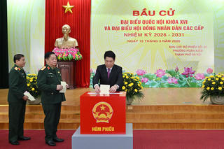 Chủ tịch nước Lương Cường bỏ phiếu bầu cử tại Khu vực bỏ phiếu số 26, phường Hoàn Kiếm, Hà Nội