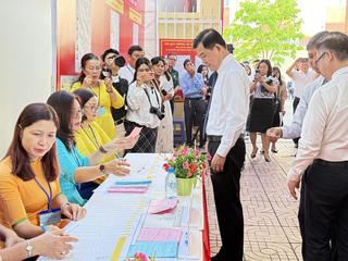 Cử tri phường Vũng Tàu nô nức đi bỏ phiếu 