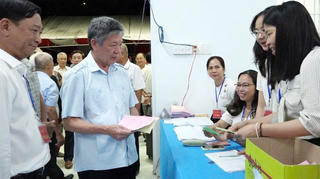 Cử tri Vĩnh Long tham gia ngày hội bầu cử