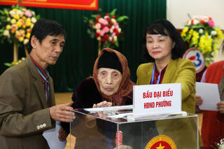 Cao Bằng: Cụ bà 97 tuổi đi bỏ phiếu