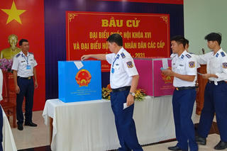 Cán bộ, chiến sĩ Cảnh sát biển tham gia ngày hội bầu cử