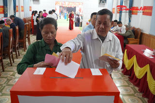 Cử tri làng nghề mộc truyền thống trong ngày hội