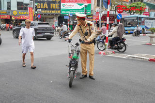 Kiểm tra đột xuất, phát hiện nhiều người cao tuổi vi phạm nồng độ cồn khi đi xe đạp