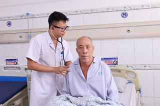 Bệnh nhân vỡ khối u gan lớn vượt 200km đến Phú Thọ điều trị