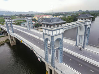 Cây cầu có 2 tháp vọng ở Ninh Bình