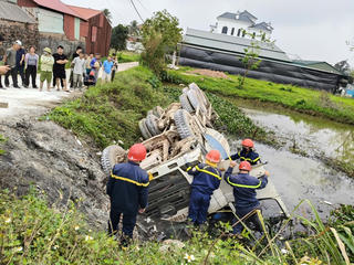 Bắc Ninh: Giải cứu nạn nhân trong xe bê tông lật xuống ao