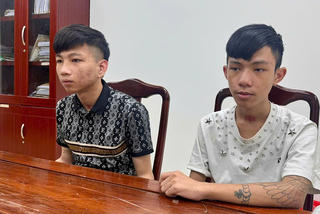 Bắt 2 đối tượng truy nã sau khi từ Campuchia trở về