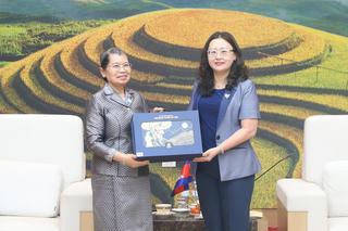 Đoàn đại biểu cấp cao Hội đồng Quốc gia Mặt trận Đoàn kết Phát triển Tổ quốc Campuchia chào xã giao lãnh đạo tỉnh Lào Cai