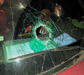 Tài xế hoang mang vì xe tải bị ném đá trên cao tốc Bắc – Nam