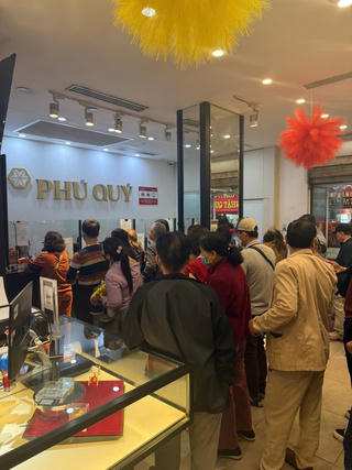 Giá bạc giảm mạnh: Người mua người bán vẫn tấp nập