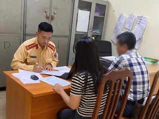  Xử phạt nữ tài xế sử dụng điện thoại khi đang lái xe