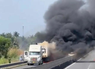Xe đầu kéo bốc cháy trên cao tốc Trung Lương - Mỹ Thuận