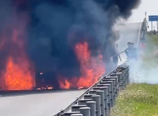 Xe đầu kéo bốc cháy trên cao tốc Trung Lương - Mỹ Thuận
