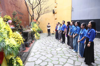 Chi đoàn Báo Đại đoàn kết sinh hoạt chuyên đề tại Di tích Nhà tù Hỏa Lò