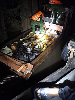 Vĩnh Long: Bắt quả tang người đàn ông trộm 900 lít dầu trên tàu cá