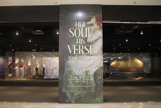 Khán giả trẻ hào hứng tìm hiểu nghệ thuật Tiền Raphael qua triển lãm “Bóng hình em, vần thơ anh”