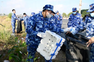 Cảnh sát biển chung tay bảo vệ môi trường