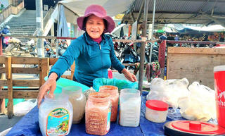 Đà Nẵng: Tăng giá mạnh, ốc gạo vẫn hút khách mỗi ngày