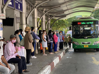 Miễn phí xe buýt tại TPHCM: Chính sách lớn, bài toán khó