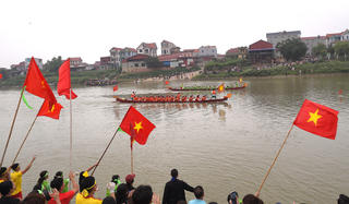 Kịch tính cuộc thi bơi chải trên sông Cầu