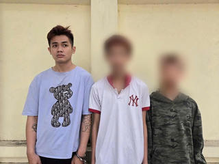 Bắt giữ nhóm đối tượng cướp giật tài sản của cụ bà 96 tuổi
