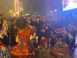 Đừng để trẻ em trở thành “đạo cụ” du lịch