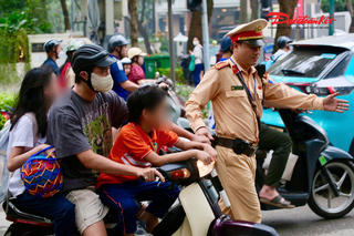 Hà Nội: Xử phạt nhiều phụ huynh không đội mũ bảo hiểm cho con khi đi xe máy