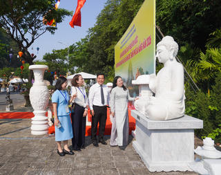 Xem tài hoa người thợ đá, đầu bếp món chay tại Lễ hội Quán Thế Âm