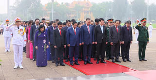 Lãnh đạo Đảng, Nhà nước và các đại biểu Quốc hội vào Lăng viếng Chủ tịch Hồ Chí Minh