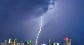 Infographic: Hướng dẫn kỹ năng ứng phó với sét